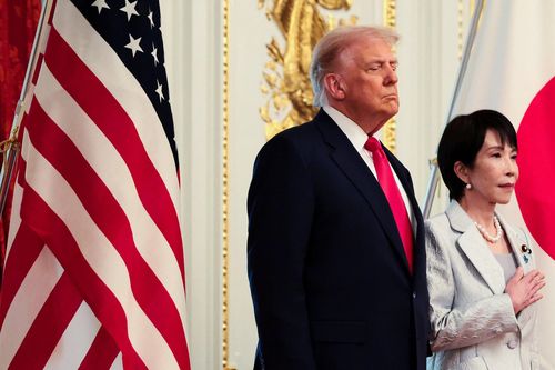 Tân Thủ tướng Nhật tặng ông Trump gậy golf của cố Thủ tướng Abe