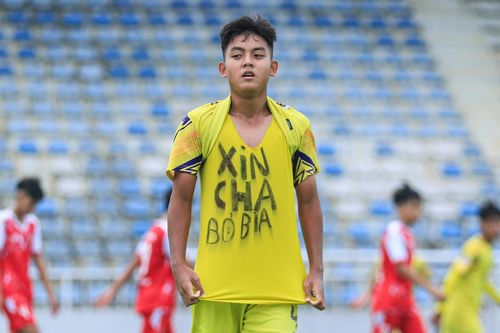 Đằng sau khoảnh khắc ăn mừng xúc động của cầu thủ U14 Hà Nội