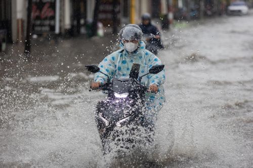 Đường thành sông sau mưa lớn, người dân TP.HCM vất vả di chuyển