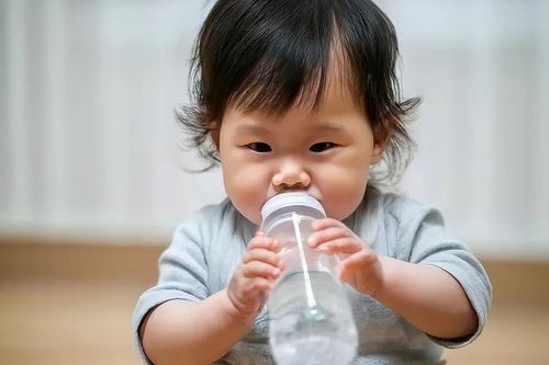 Điều gì xảy ra khi cho trẻ sơ sinh uống nước?