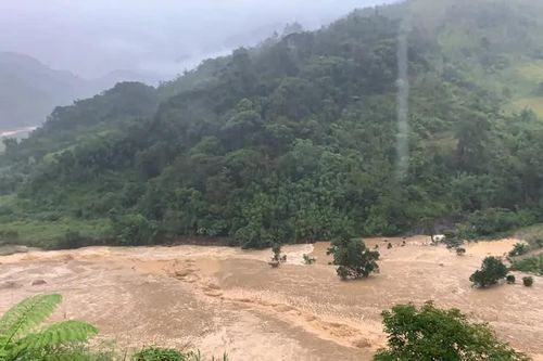 Núi lở rạng sáng, hàng nghìn mét khối đất đá đổ ập xuống đường