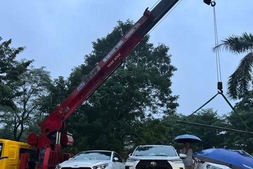 Huế: dịch vụ chở khách và 'giải cứu' ô tô lên ngôi trong mùa lũ
