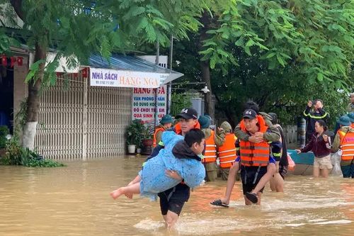Hội An: Nhiều điểm vùng ven cô lập hoàn toàn, lực lượng chức năng vượt lũ cứu người