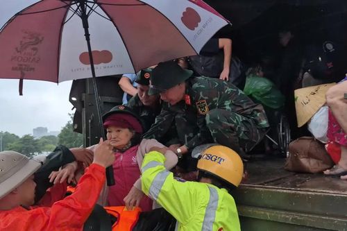Miền Trung kiên cường trong mưa lũ