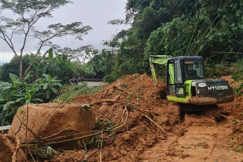 Lâm Đồng: Quốc lộ 28 tê liệt hoàn toàn vì hàng loạt điểm sạt lở trên đèo Gia Bắc