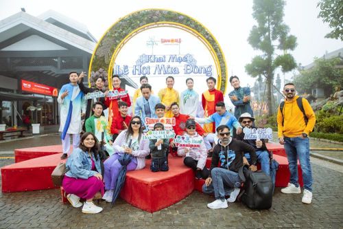 Du khách Tây thích thú săn mây, check in hoa Sen đá trên đỉnh Fansipan
