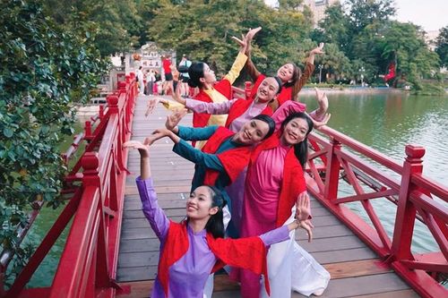 'Tay trong tay – Hand in hand': Vũ điệu cộng đồng mang đậm bản sắc dân tộc