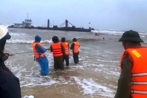 Cứu 6 thuyền viên gặp nạn trên vùng biển Quảng Trị