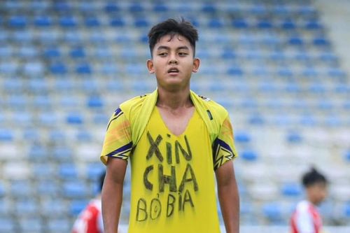 Cầu thủ U14 đón niềm hạnh phúc giản dị sau thông điệp 'Xin cha bỏ bia'