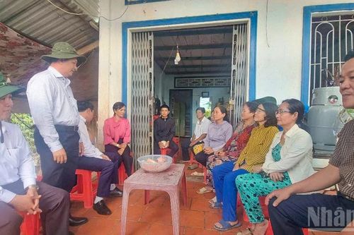 Vĩnh Long khẩn trương khắc phục sạt lở và chăm lo đời sống người dân