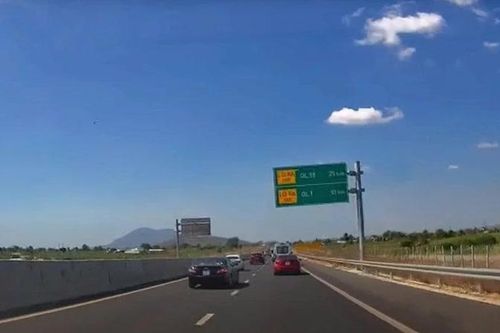 Cục Đường bộ Việt Nam hoàn thiện hệ thống biển báo tốc độ và phân làn mới trên cao tốc Phan Thiết-Dầu Giây