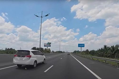 Cục Đường bộ Việt Nam triển khai đồng bộ hệ thống biển báo, phân làn tốc độ trên cao tốc Thành phố Hồ Chí Minh-Trung Lương