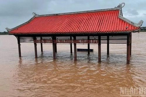 Quảng Trị khẩn trương tìm kiếm người dân mất tích khi vớt gỗ trên sông
