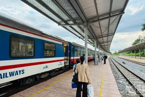 Trung chuyển hành khách bằng ô-tô do đường sắt Quảng Trị-Huế bị ngập