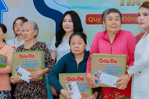 Thí sinh Hoa hậu Doanh nhân Châu Á tặng quà 50 hộ nghèo tại Gia Lai