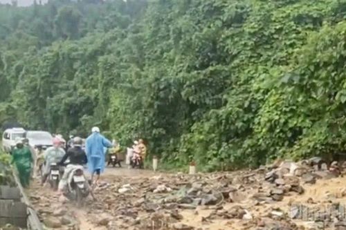 Khánh Hòa: Mưa lớn gây sạt lở trên Tỉnh lộ 9
