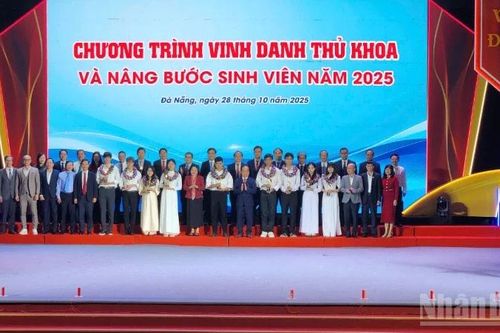 Đại học Đà Nẵng vinh danh thủ khoa, nâng bước sinh viên năm 2025