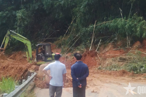 Lâm Đồng: Một nạn nhân tử vong do lũ cuốn, nhiều tuyến đèo bị sạt lở nặng