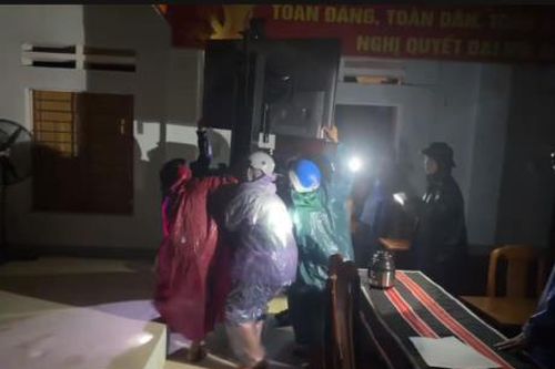 UBND xã Trà Leng di dời trong đêm do sạt lở uy hiếp