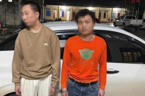 CSGT phát hiện 2 người nước ngoài không có giấy tờ tùy thân, 'đi chui' trên QL9