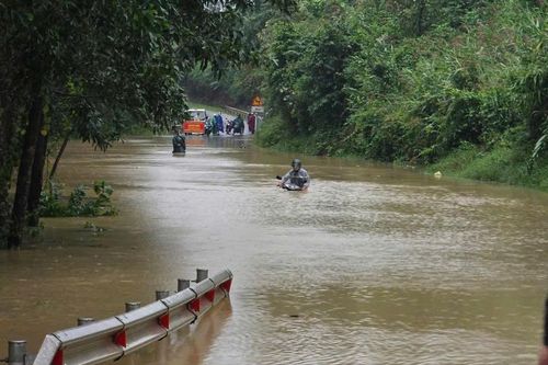 Mưa lớn kéo dài gây ngập lụt, sạt lở, nhiều địa phương học sinh nghỉ học