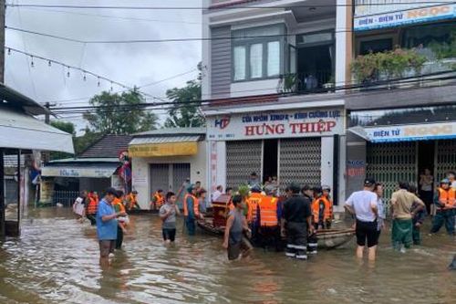 Công an xã Hòa Vang hỗ trợ gia đình người dân có người thân mất đưa tang trong mưa lũ