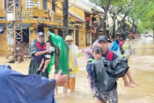 Cảnh sát PCCC & CNCH Đà Nẵng hỗ trợ nhiều người dân và du khách nước ngoài 'thoát lũ'