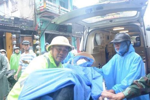 Cảnh sát giao thông hỗ trợ nhiều bệnh nhân, người bị nạn đi cấp cứu trong mưa lũ