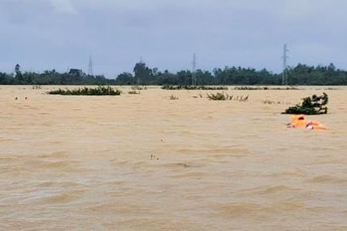 Lật ghe chở 9 người, 1 người đang mất tích