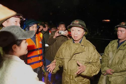 Phó Thủ tướng Trần Hồng Hà động viên bà con vùng lũ ở Huế