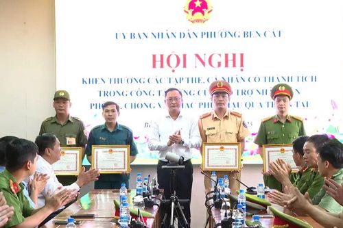 Phường Bến Cát: Khen thưởng các lực lượng kịp thời cứu trợ người dân khi ngập lụt