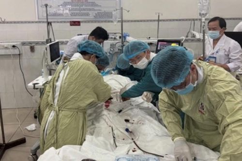 Cứu người phụ nữ bị tiêu chảy ngưng thở, ngừng tim khi đến bệnh viện