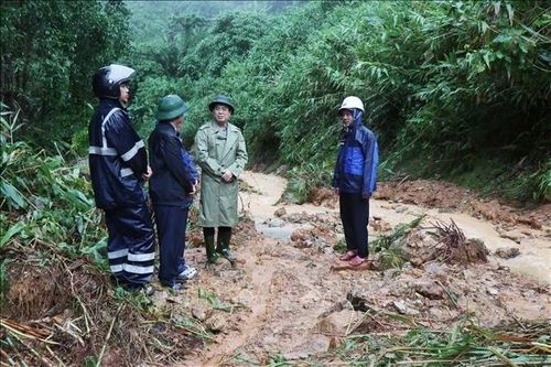 Chủ tịch Quảng Ngãi xuống hiện trường chỉ đạo khắc phục các điểm sạt lở