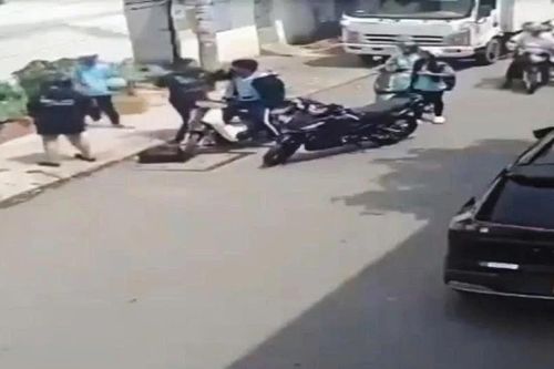 Thanh niên đánh 2 nam sinh bằng nón bảo hiểm, Công an vào cuộc