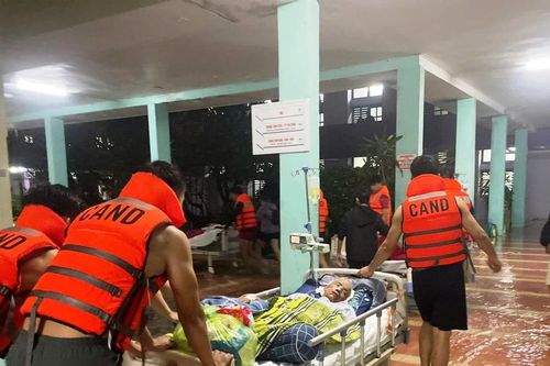 Công an xuyên đêm ứng cứu, chuyển bệnh nhân tại bệnh viện đang bị ngập sâu