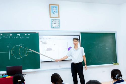 Từ bảng đen phấn trắng đến lớp học thông minh nhờ công nghệ