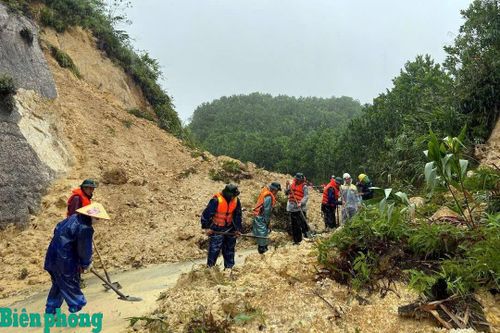 Khu vực miền núi thành phố Huế tiếp tục sạt lở, giao thông bị chia cắt