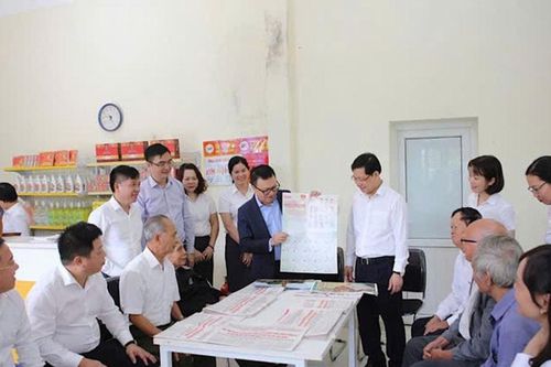 Báo Nhân Dân trao phụ trương Văn kiện Đại hội XIV tại Hưng Yên