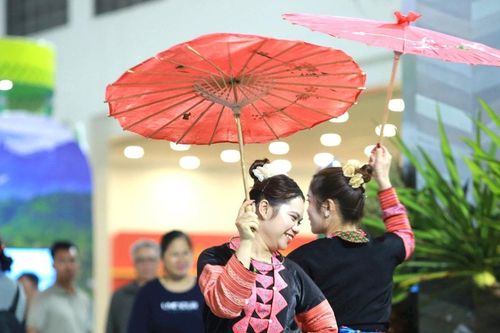 Nhảy sạp, uống rượu cần - du khách 'về với Tây Bắc' giữa hội chợ Hà Nội