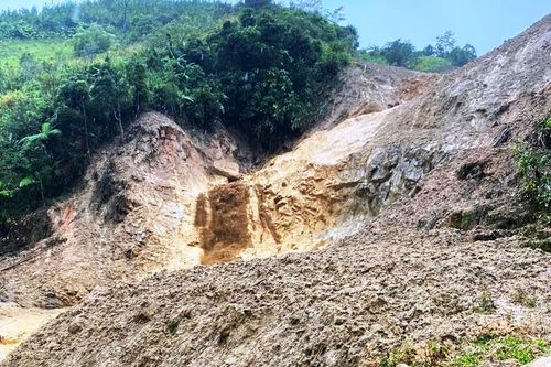 Mưa lớn gây sạt lở dữ dội ở xã Ngọc Linh, 5 thôn ở Quảng Ngãi bị cô lập