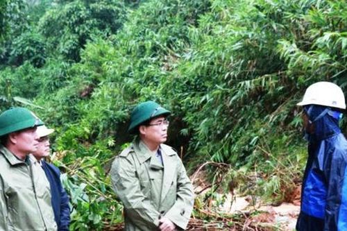 Chủ tịch tỉnh Quảng Ngãi đến hiện trường vụ sạt lở, chỉ đạo khẩn cấp giải pháp khắc phục