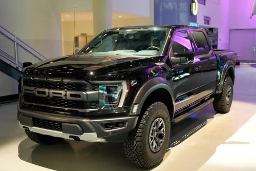 Xe tải Ford và bài kiểm tra ngoại giao đầu tiên của nữ Thủ tướng Nhật Bản