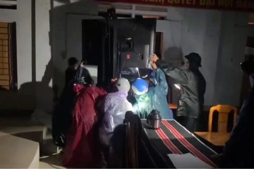 Đà Nẵng: Điểm sạt lở đe dọa trụ sở xã, di chuyển máy móc, đồ đạc trong đêm
