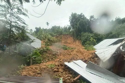 Sau tiếng nổ lớn, ngọn đồi đổ ập vùi 2 nhà dân ở Trà Leng