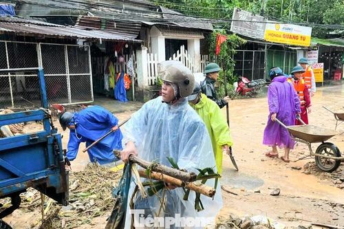 'Áo xanh' Đà Nẵng lội bùn, đội mưa giúp người dân trong mưa ngập