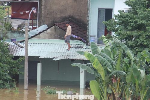 Cả xóm ở Đà Nẵng trắng đêm chạy lũ khi nước sông dâng không ngừng