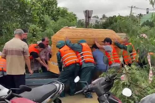 Bộ đội vượt lũ giúp chuyển linh cữu ra khỏi vùng ngập, cứu người bệnh giữa mưa trắng trời Đà Nẵng