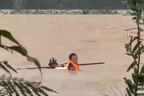 Ghe lật úp giữa dòng nước lũ, một người mất tích