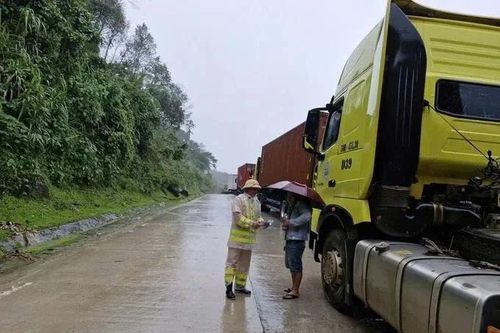Quảng Ngãi: Hàng chục ô tô kẹt cứng trên đèo Lò Xo, sạt lở vẫn tiếp diễn