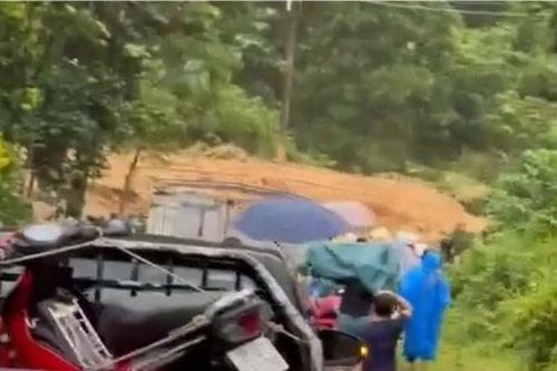 Clip: Kinh hoàng đồi sạt cuốn đất đá, cây cối ầm ầm đổ xuống quốc lộ